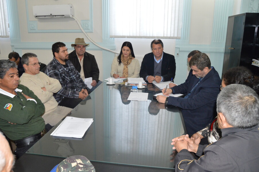 prefeito-e-vice-prefeita-se-reunem-com-representantes-dos-camelos