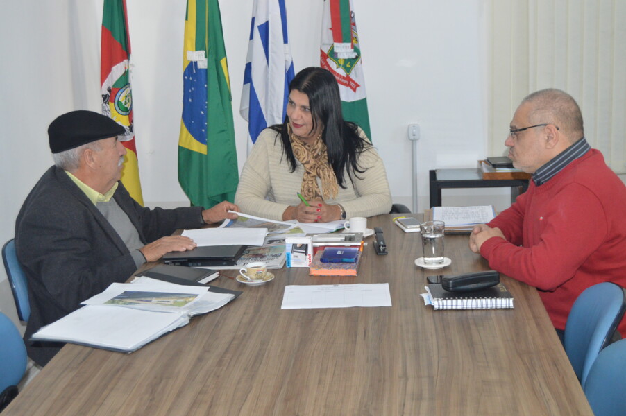 vice-prefeita-recebe-sergio-moreira-para-tratar-de-onibus-sobre-trilhos