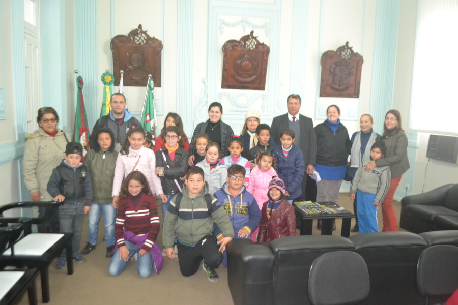 prefeito-recebe-alunos-da-escola-aldrovando-santana