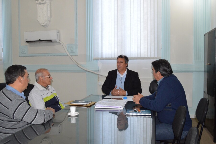 prefeito-recebe-produtores-da-cooplesa