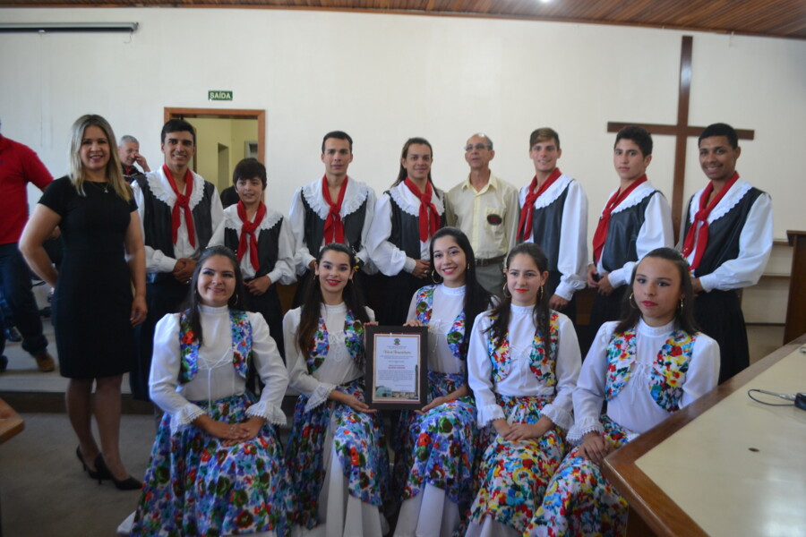 primeira-dama-e-grupo-municipal-de-dancas-tradicao-da-america-sao-homenageados-na-camara-de-vereadores