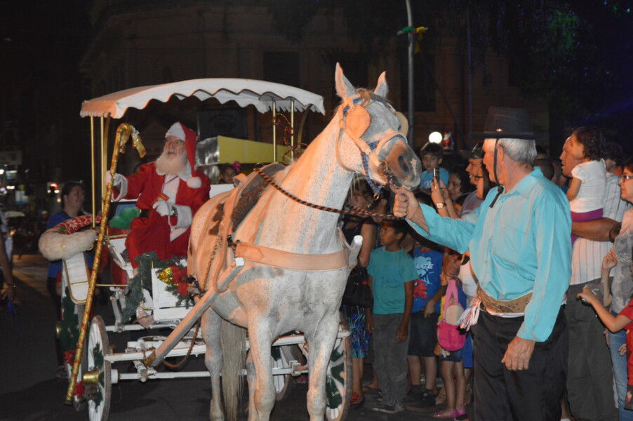 papai-noel-e-recebido-com-festa-na-praca-general-osorio