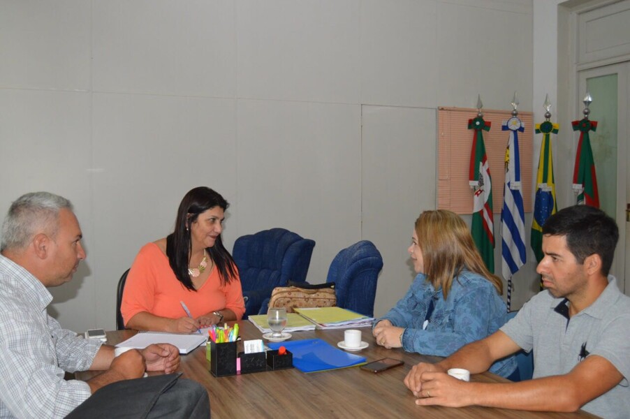 docente-da-unipampa-apresenta-projeto-de-ovinocultura-leiteira-a-vice-prefeita