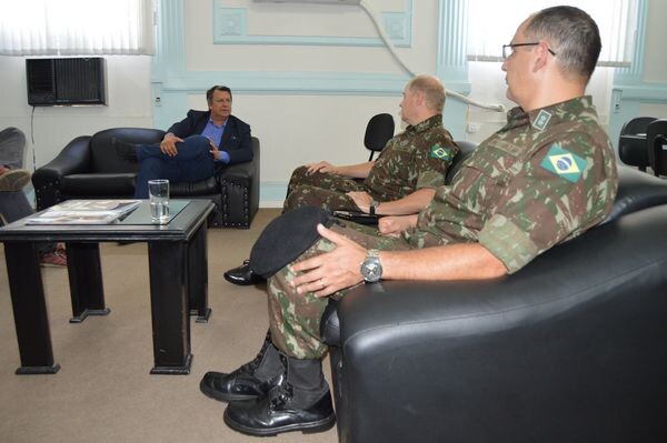 prefeito-recebe-comandante-da-3-brigada-de-cavalaria-mecanizada-e-retoma-tema-do-apoio-do-exercito-na-manutencao-de-estradas-rurais