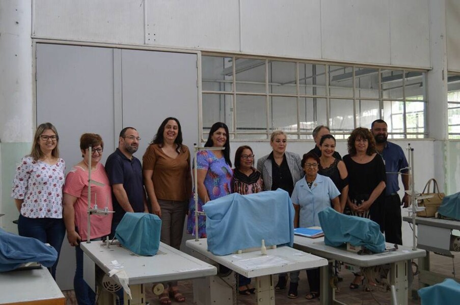 municipio-assina-termo-de-cessao-de-uso-das-maquinas-de-costura-para-santa-casa-de-misericordia-cras-e-casa-da-economia-solidaria