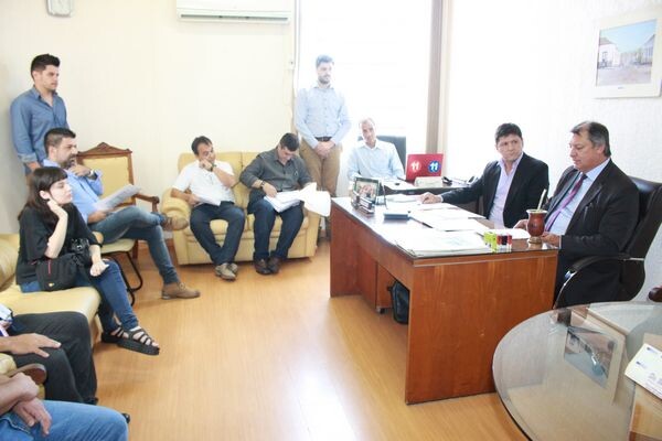 prefeito-e-vereadores-discutem-projetos-em-reuniao-na-camara