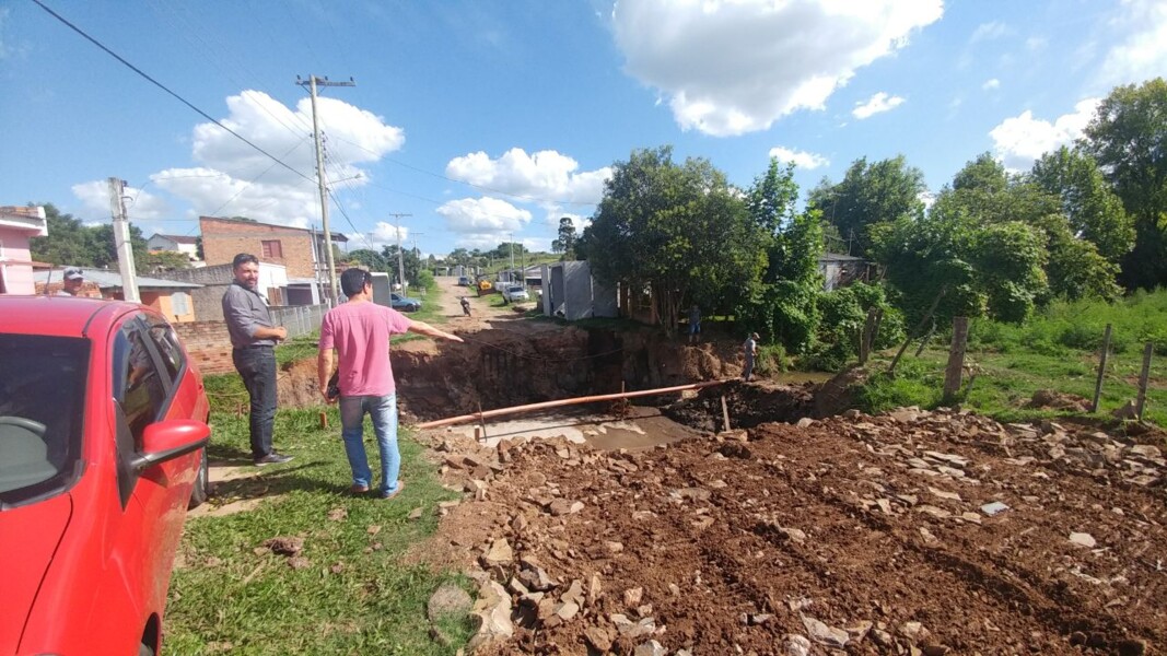 prefeito-interino-e-secretario-acompanham-obras