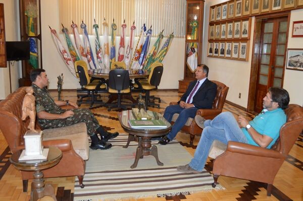 executivo-e-exercito-voltam-a-debater-parceria-para-recuperacao-de-estradas