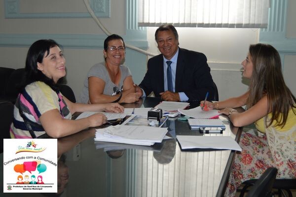 conversando-com-a-comunidade-recebeu-dezenas-de-pessoas-na-manha-desta-sexta