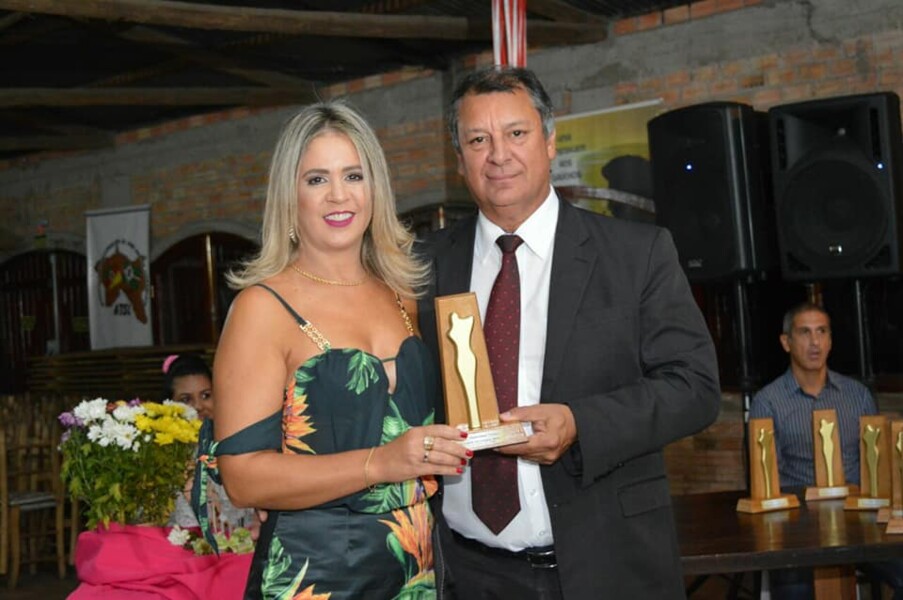 primeira-dama-recebe-trofeu-mulher-destaque-2017