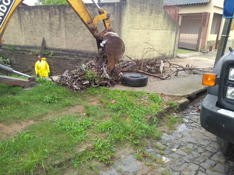 prefeitura-intensifica-limpeza-de-bocas-de-lobo-e-de-leitos-de-sanga