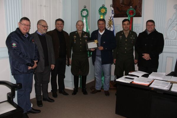 governo-municipal-presta-homenagem-ao-general-vendramin