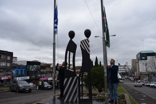 monumento-elo-recebe-novas-bandeiras