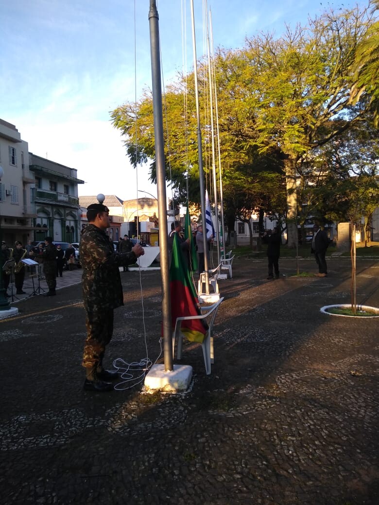 hasteamento-das-bandeiras-da-inicio-a-celebracao-do-dia-do-aniversario-da-cidade