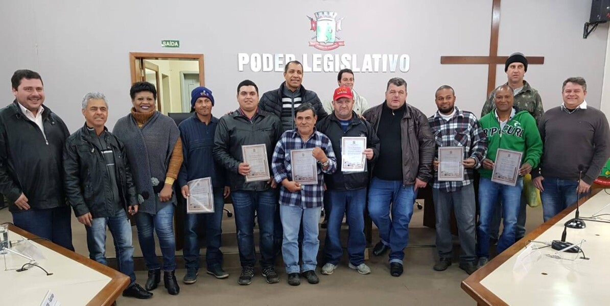 servidores-municipais-recebem-reconhecimento-na-camara-de-vereadores