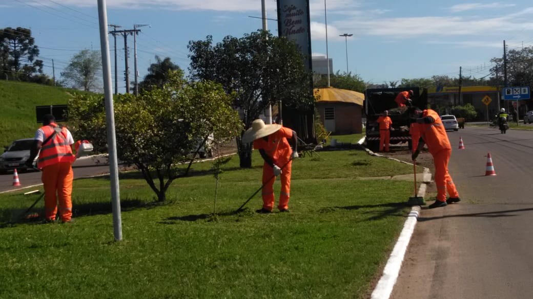 a-partir-de-empresa-contratada-limpeza-urbana-e-intensificada-no-municipio