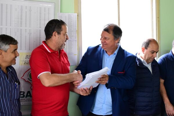 prefeito-entrega-projetos-de-execucao-da-infraestrutura-da-vila-brigadiana