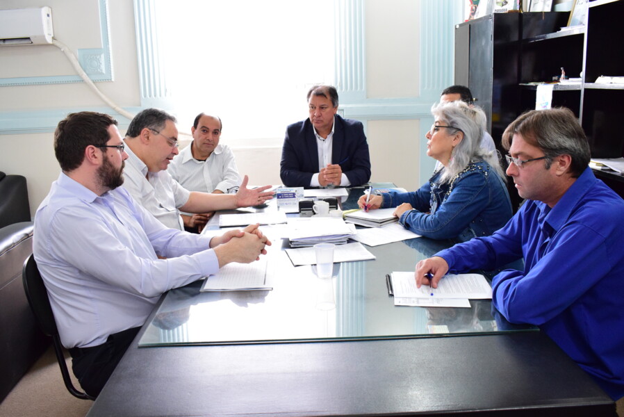 governo-municipal-discute-andamento-de-projetos-de-projetos-com-representantes-da-caixa